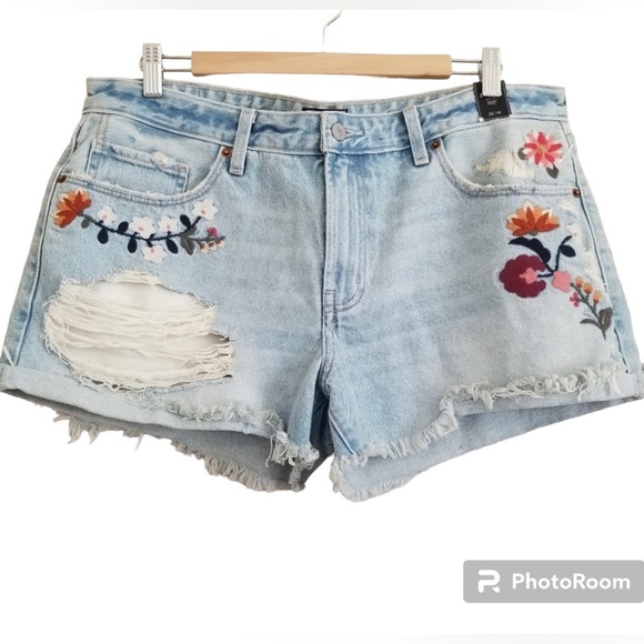 Abercrombie & Fitch Pants - Abercrombie & Fitch Harper Embroidered Low Rise Shorts.